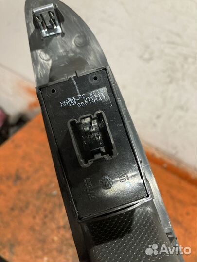 Кнопка стеклоподъемника задняя правая Opel Mokka