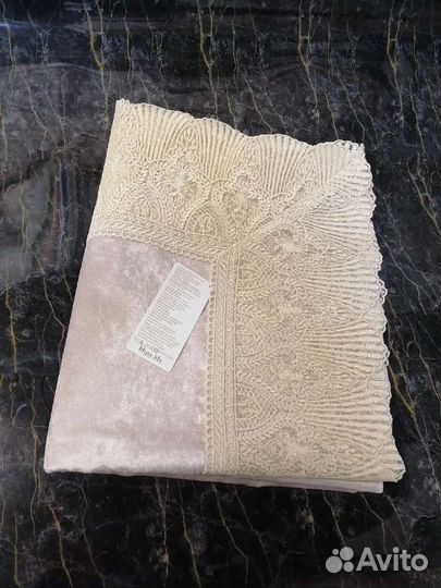 Скатерть тканевая с большим кружевами