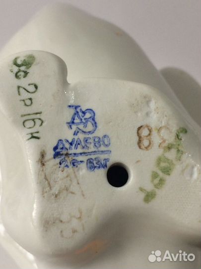 Фарфоровая статуэтка Лебедь