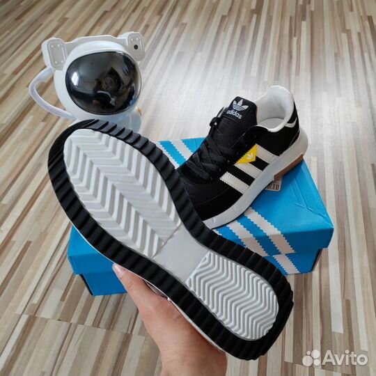 Кроссовки adidas retropy