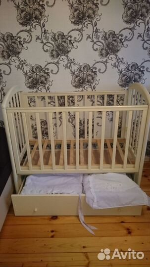 Кроватка детская маятниковая с комплектом