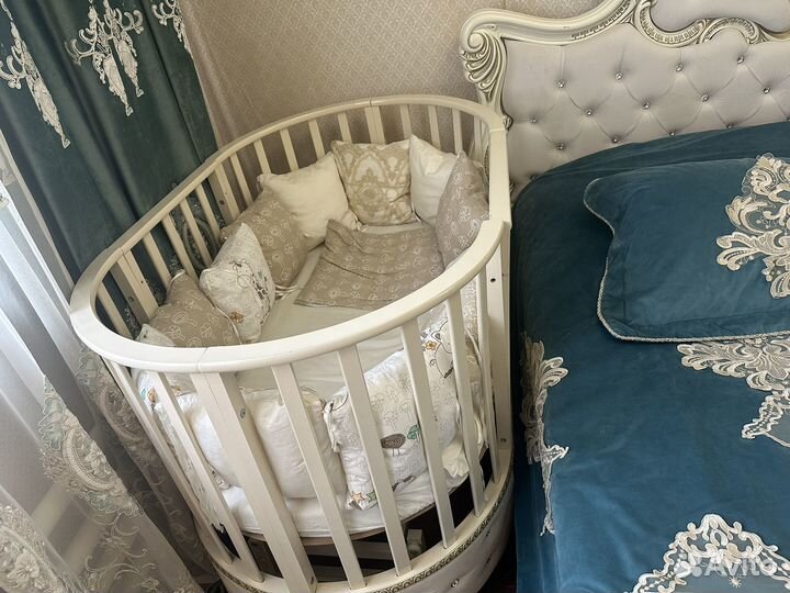 Детская кроватка с маятником