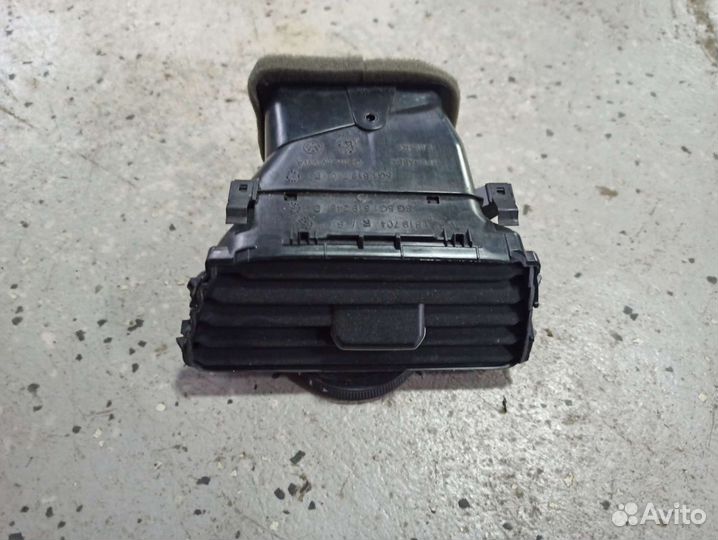 Дефлектор / воздуховод правый VW Golf 7