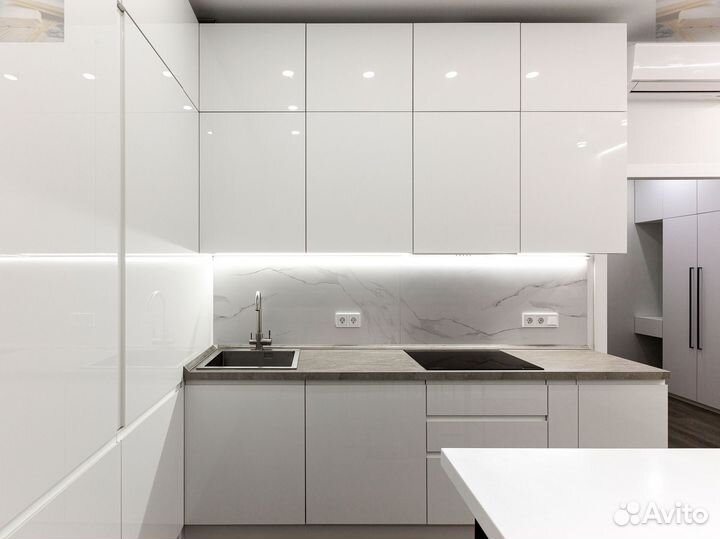 Кухня Белая угловая Сборка