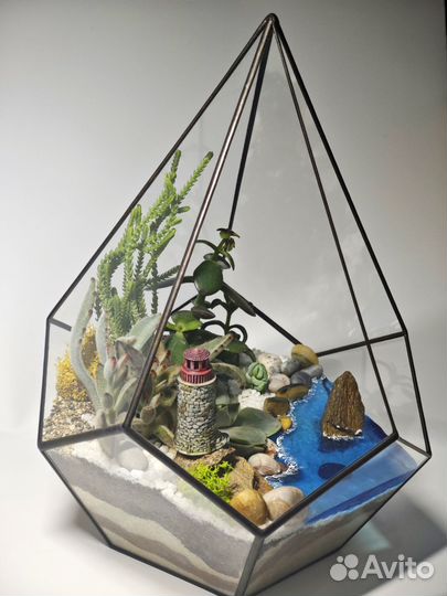 Флорариум с суккулентами и маяком