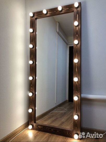 Гримерное зеркало с лампочками