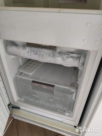 Встраиваемый холодильник Siemens KI30E440