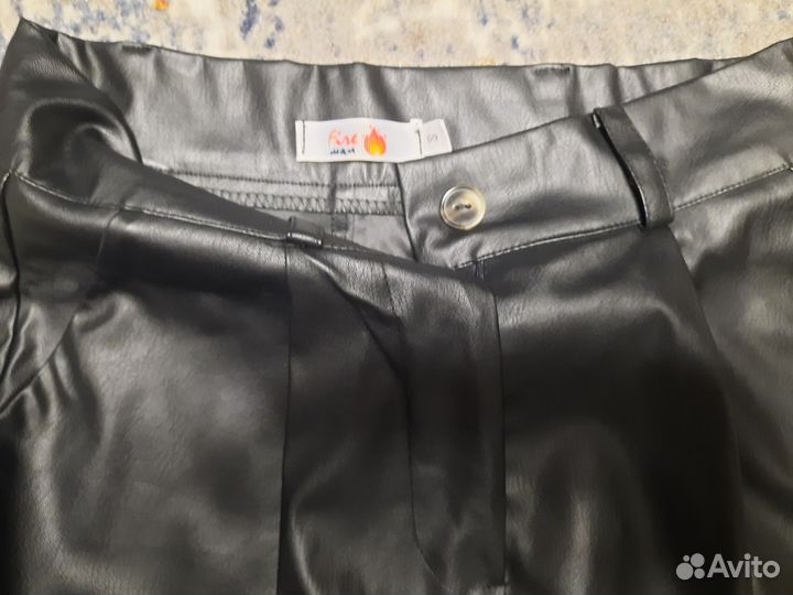 Пакет одежды с двумя кожаными брюками