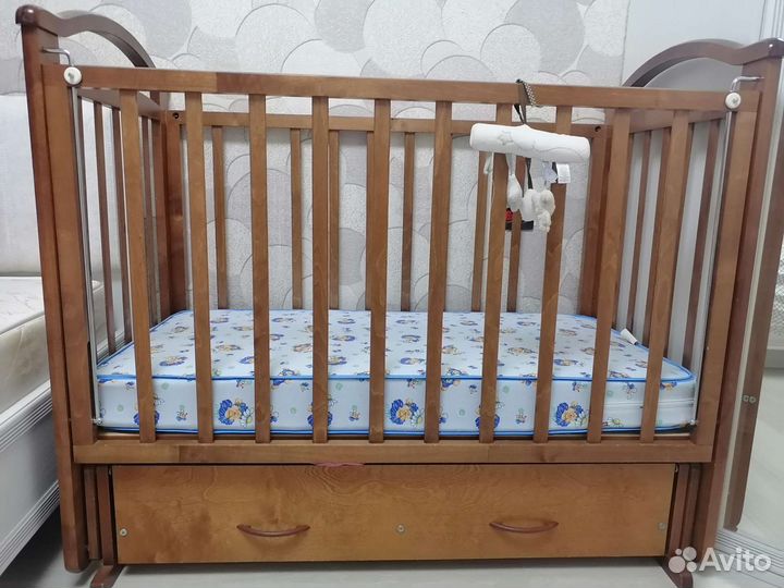 Детская кроватка с маятником