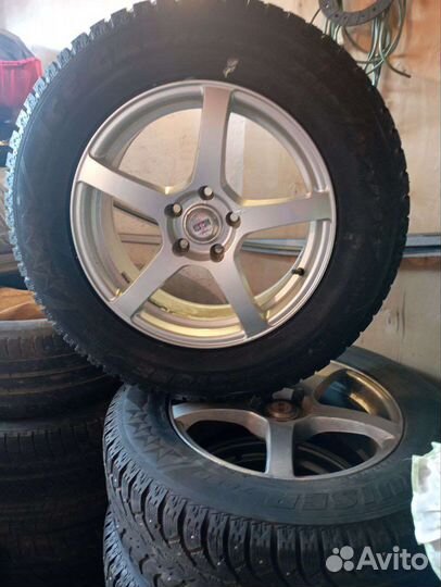 Зимняя резина на литых дисках 235/65/17