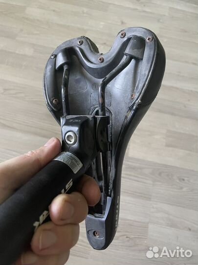 Велосипедное седло с подсидельным штырем