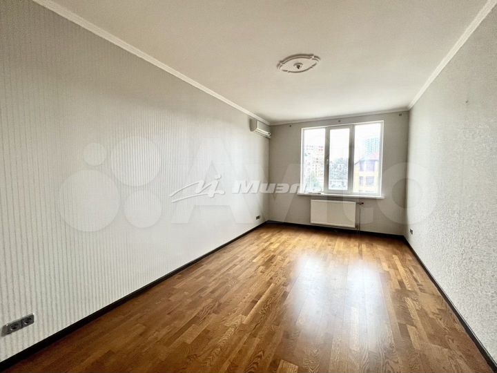 Доля в 5-к. квартире, 153 м², 3/4 эт.