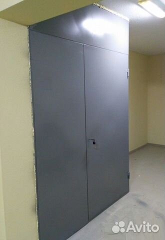 Кладовка с дверью металлическая в подъезде