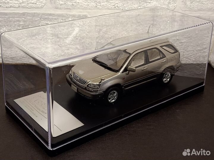 Модель Toyota Harrier 1/43 Hi-story