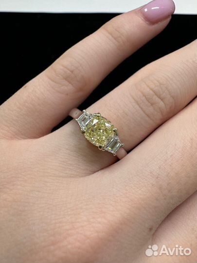 Кольцо с желтым бриллиантом 