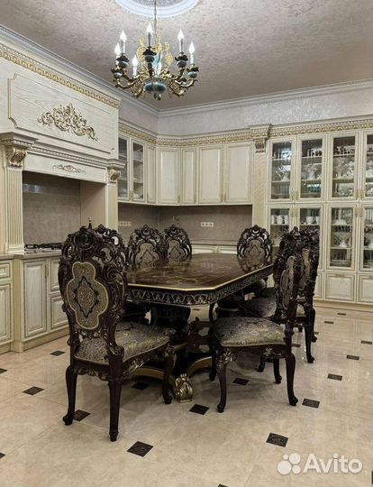 Стол кухонный и стулья