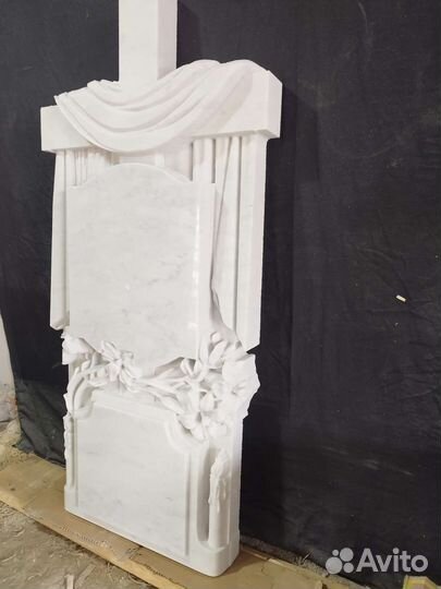 Памятник Крест и лилии из белого мрамора