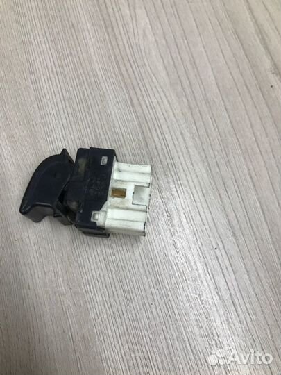 Кнопка стеклоподъемника передняя правая Lifan