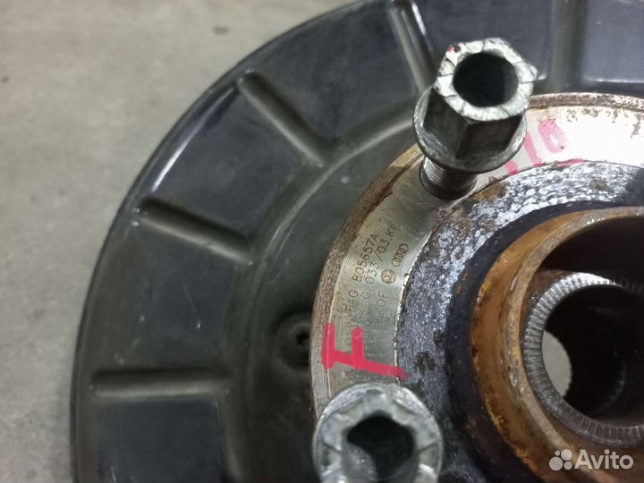 Кулак передний VW Tiguan 1