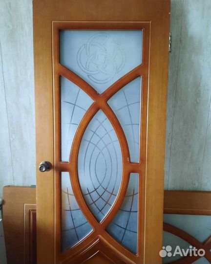 Межкомнатные двери б/у с коробкой. 2500