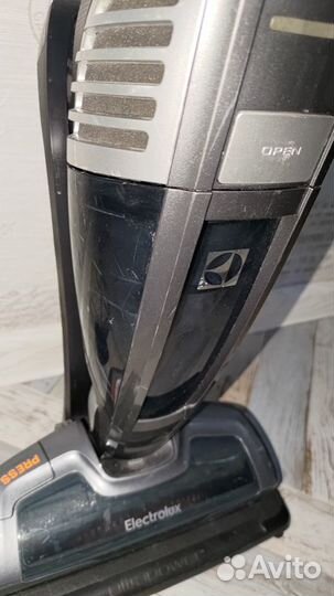 Вертикальный пылесос Electrolux ZB5022