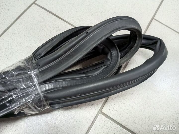 Уплотнитель двери багажника LC 200 2007-2015