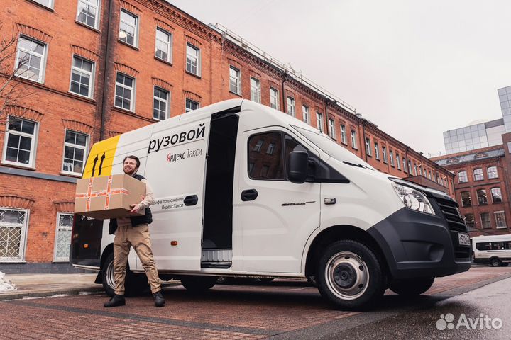 Водитель со своим грузовым авто