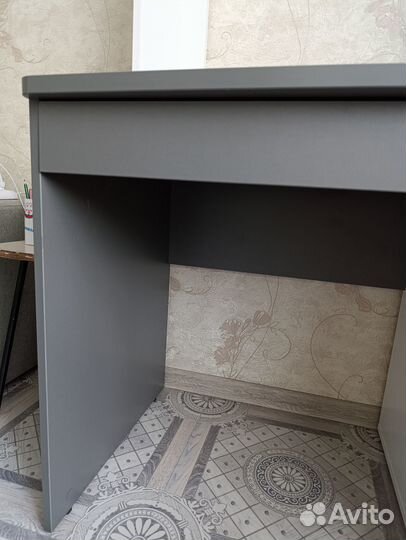 Письменный стол с полкой 