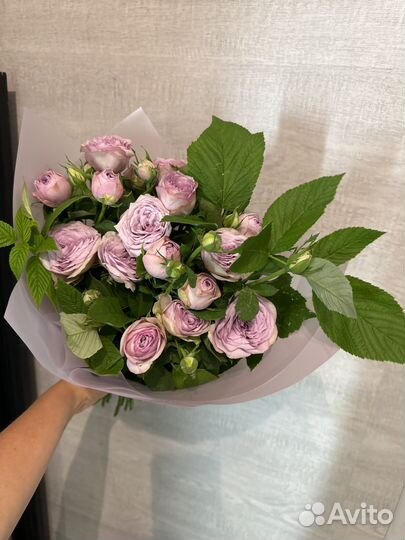 Букет из роз и веточек малины