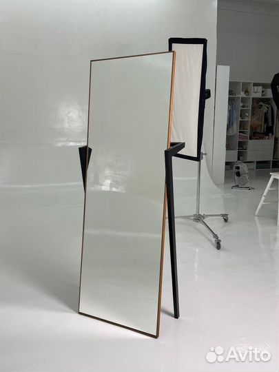 Напольное зеркало