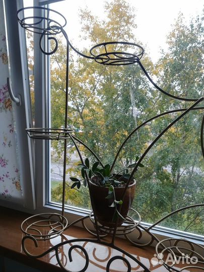 Подставка для цветов металлическая