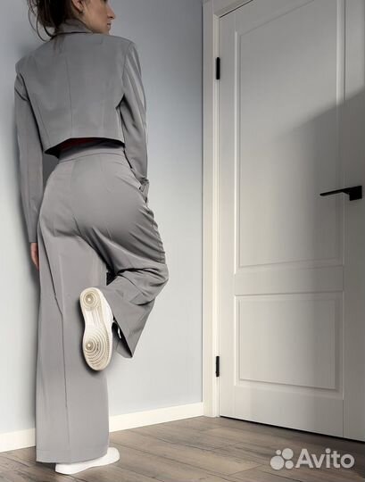 Брючный костюм с укороченным пиджаком S