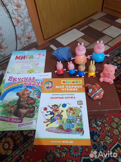 Пять разных пакетов с игрушками