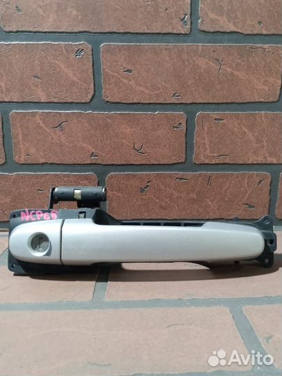Ручка двери внешняя toyota IST NCP65 1NZ-FE FR/RH