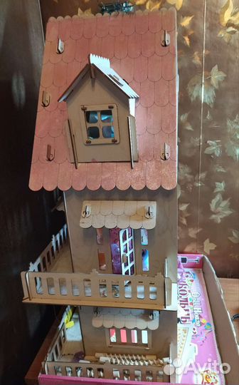 Деревянный кукольный домик с мебелью
