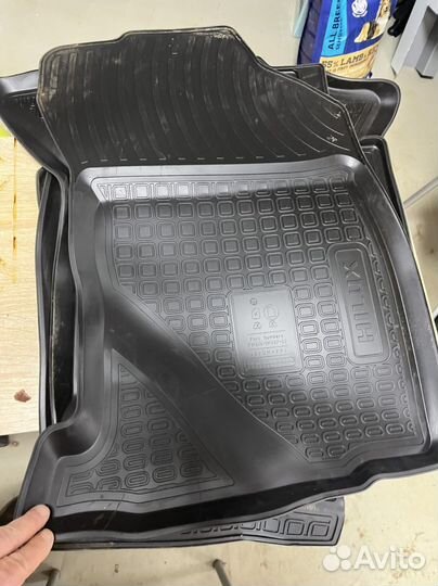 Автомобильные коврики на Toyota Hilux