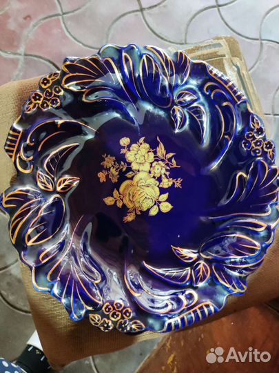 Тарелки и супница без крышки