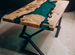 Стол лофт со смолой изумрудного цвета