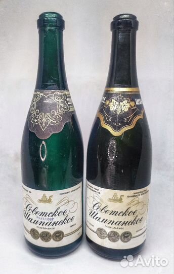 Старые бутылки с этикетками от Советского