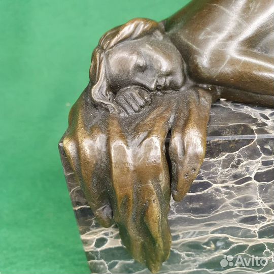 Бронзовая скульптура Обнаженная в позе. На камне