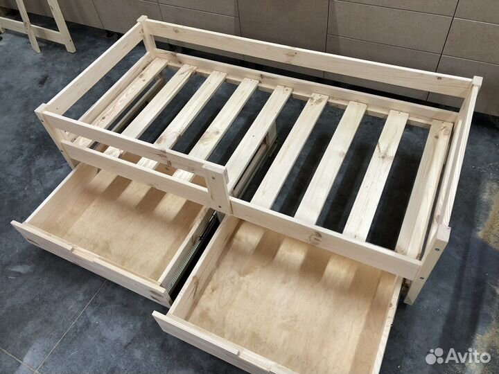 Детская кровать с ящиками