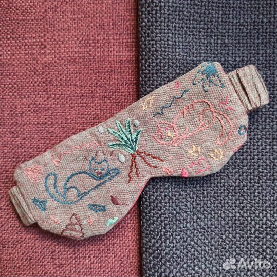 Вышитая маска для сна