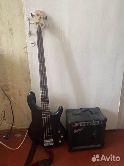 Бас гитара фирмы “Cort”,басовый комбик “Belcat”