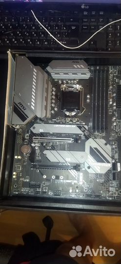 Материнка b560 Tomahawk