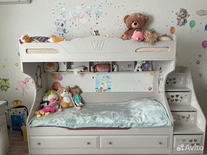 Двухъярусная кровать детская из массива; стол;