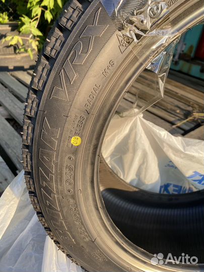 Bridgestone Blizzak VRX 235/45 R17 94S