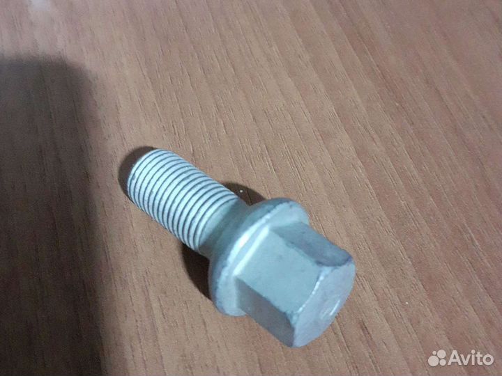 Болт колёсный