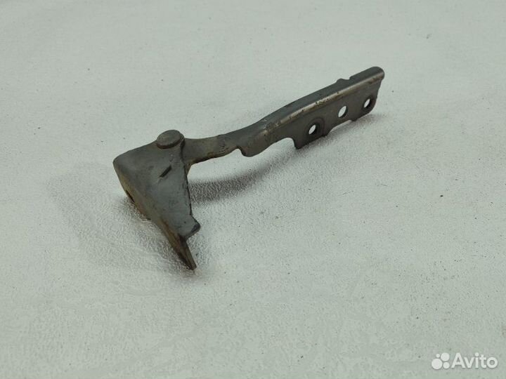 Петля капота передняя правая Mitsubishi Lancer