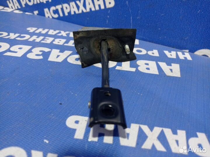 Ограничитель двери Ford Focus 2 седан 2006