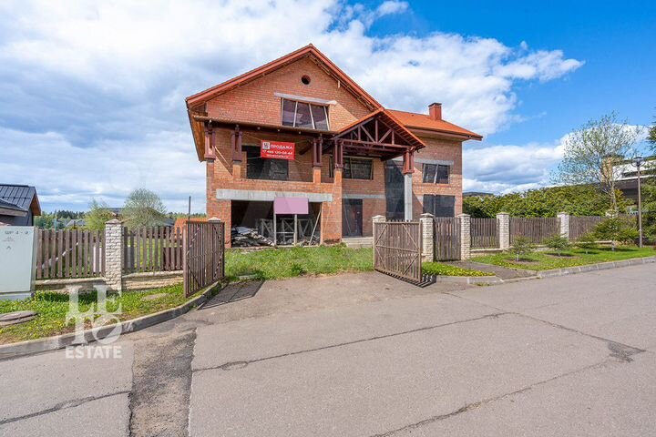 Дом 1000 м² на участке 20 сот.